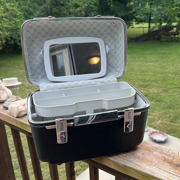 American Tourister VTG unisex Black Travel Trunk Case Shelf & Mirror inside - Picture 3 of 10